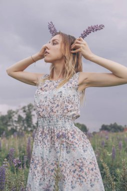 Güzel esmer uygun ince kırılgan bir kadınla açık kusursuz sk