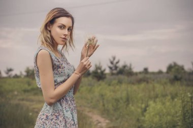 Güzel esmer uygun ince kırılgan bir kadınla açık kusursuz sk