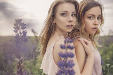 Güzel esmer ince kırılgan iki kadın ile açık flawles uygun.