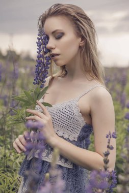 Güzel esmer uygun ince kırılgan bir kadınla açık kusursuz sk