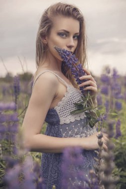 Güzel esmer uygun ince kırılgan bir kadınla açık kusursuz sk