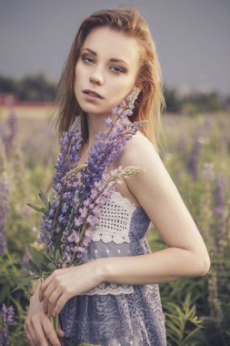 Güzel esmer uygun ince kırılgan bir kadınla açık kusursuz sk