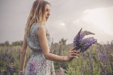 Güzel esmer uygun ince kırılgan bir kadınla açık kusursuz sk