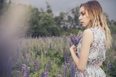 Güzel esmer uygun ince kırılgan bir kadınla açık kusursuz sk