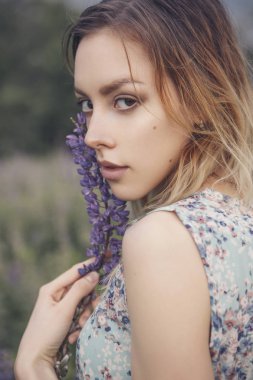 Güzel esmer uygun ince kırılgan bir kadınla açık kusursuz sk