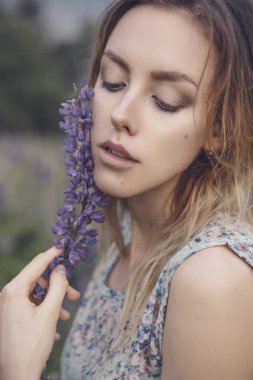 Güzel esmer uygun ince kırılgan bir kadınla açık kusursuz sk