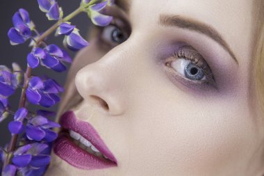 W gülümseyerek onu 30 ile taze temiz cilt, sarışın güzel kadın