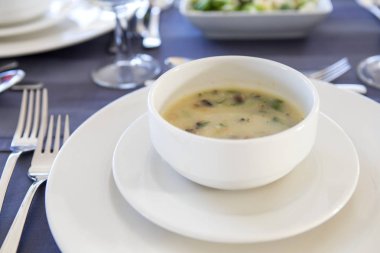 Lezzetli deniz ürünleri yemek çorba, Balık ve sebze bir plaka üzerinde 
