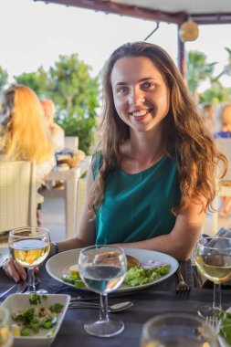 Güzel sıradan basit bir vacaion deniz kenarında tropikal ülkede üzerinde bir yüzme havuzunda Mayo içinde ince beyaz esmer kadın uygun. Sıcak güneşli hava, öğle