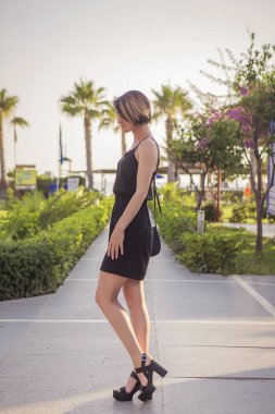 Güzel ince beyaz esmer kadın küçük siyah dres uygun.