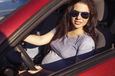 Güzel esmer beyaz hamile kadın yaz yürüyüş üstün