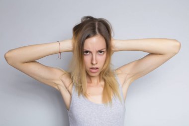 Güzel esmer beyaz kadın parlak em ile gri bluz