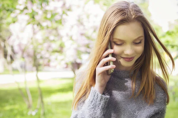 Mooie rode haren gember slanke jonge vrouw met frisse huid in ca — Stockfoto