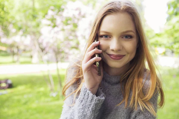 Belle rousse rousse gingembre mince jeune femme avec une peau fraîche dans ca — Photo