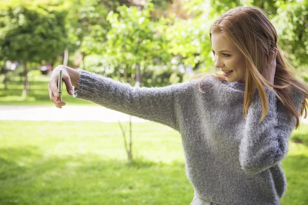 Vackra röda hår ingefära smal ung kvinna med frisk hud i ca — Stockfoto