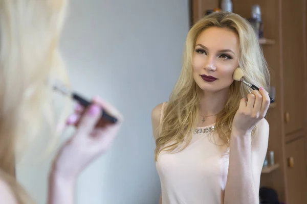 Linda mulher modelo noiva loira em vestido branco e com weddi — Fotografia de Stock