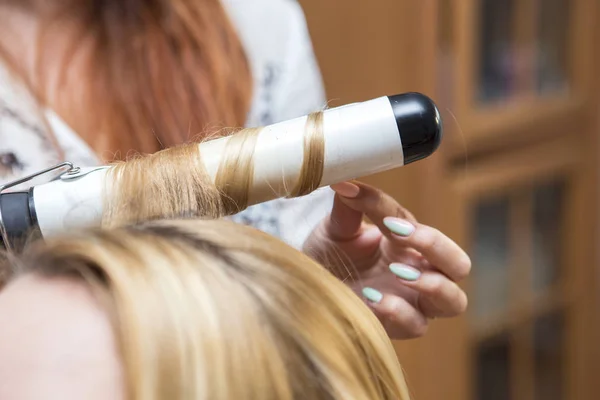 B に巻き毛のヘアスタイルを作るブルネット赤毛美容アーティスト — ストック写真