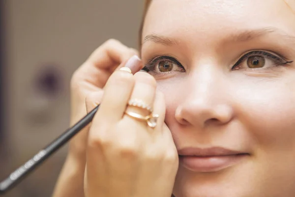Μελαχρινή συνθέτουν γυναίκα καλλιτέχνης εφαρμογή make up για μια ξανθιά γαμπρός — Φωτογραφία Αρχείου