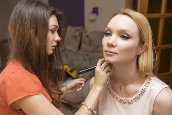 Brunette maquillage artiste femme application maquillage pour une blonde mariée — Photo
