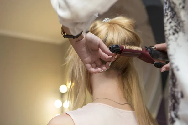 B に巻き毛のヘアスタイルを作るブルネット赤毛美容アーティスト — ストック写真
