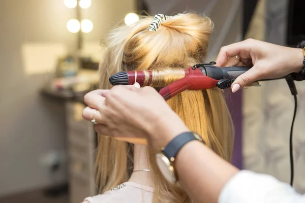 Brunette rood haar kapper kunstenaar krullend kapsel maken b — Stockfoto