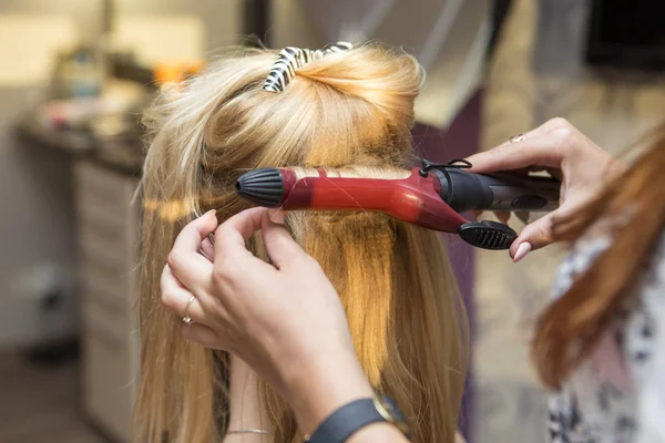 Esmer Kızıl saçlı Kuaför sanatçı kıvırcık saç modeli b için yapma