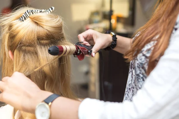 Brunette rood haar kapper kunstenaar krullend kapsel maken b — Stockfoto