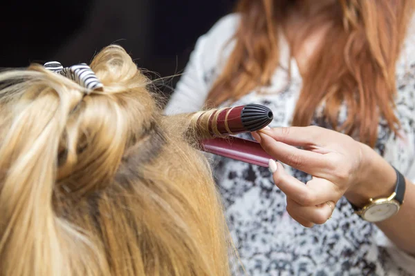 Brunette rood haar kapper kunstenaar krullend kapsel maken b — Stockfoto