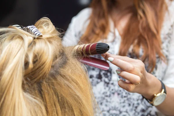 Esmer Kızıl saçlı Kuaför sanatçı kıvırcık saç modeli b için yapma