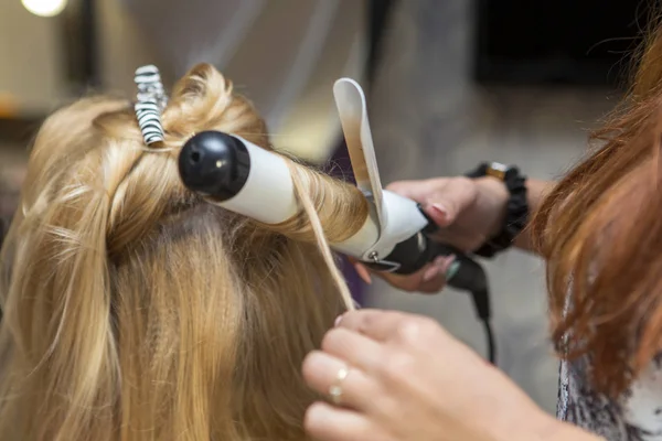 Brunette rood haar kapper kunstenaar krullend kapsel maken b — Stockfoto