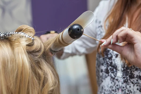 Brunette rood haar kapper kunstenaar krullend kapsel maken b — Stockfoto