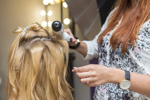 Brunette rood haar kapper kunstenaar krullend kapsel maken b — Stockfoto