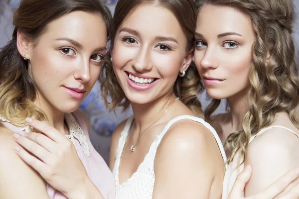 Tre belle donne sposa bruna con acconciatura riccia e ne — Foto Stock