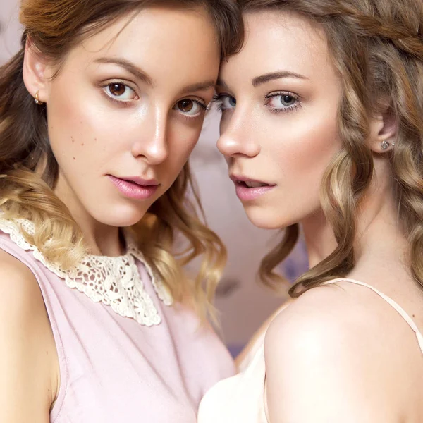 Zwei schöne brünette Brautfrauen mit lockiger Frisur und neut — Stockfoto