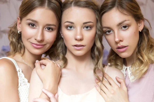 Üç güzel esmer gelin kadın kıvırcık saç modeli ve ne ile