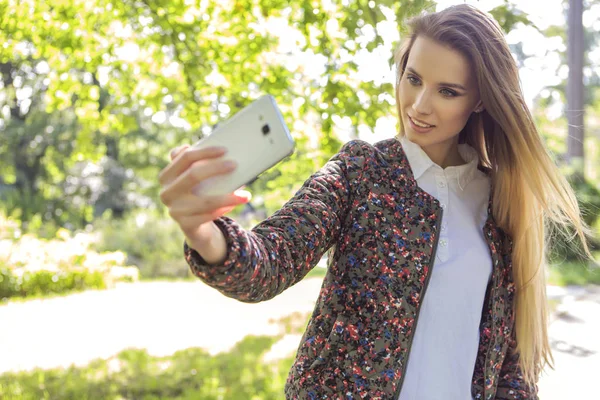 Bella donna bruna in abito casual neutro camminare in par — Foto Stock