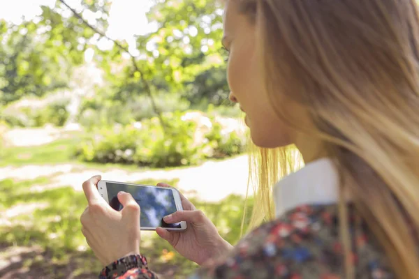 Vacker brunett kvinna i neutrala casual outfit promenader i par — Stockfoto