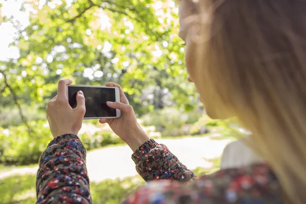 Nieumiem yürüyüş tarafsız rahat kıyafet güzel esmer kadın