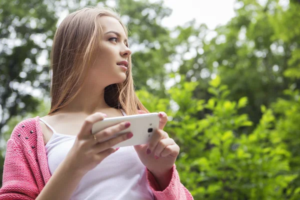 Krásná brunetka žena v neutrálním neformální oblek v par — Stock fotografie