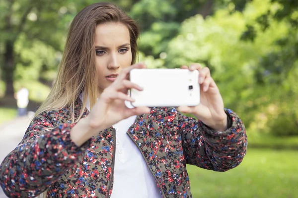 Nieumiem yürüyüş tarafsız rahat kıyafet güzel esmer kadın