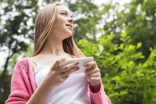 Frumos bruneta femeie în neutru casual outfit mers pe jos în par — Fotografie, imagine de stoc