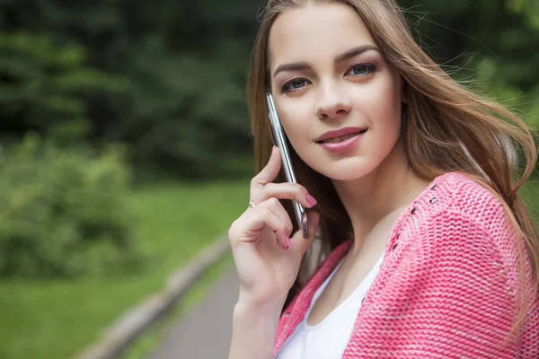 Schöne brünette Frau im neutralen lässigen Outfit zu Fuß in Par — Stockfoto