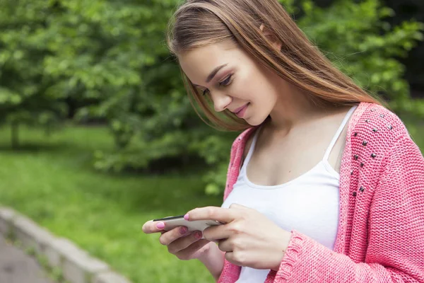 Schöne brünette Frau im neutralen lässigen Outfit zu Fuß in Par — Stockfoto