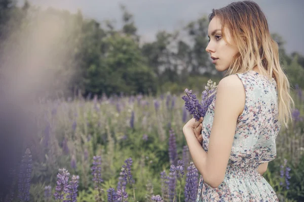 Güzel esmer uygun ince kırılgan bir kadınla açık kusursuz sk