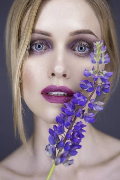 W gülümseyerek onu 30 ile taze temiz cilt, sarışın güzel kadın