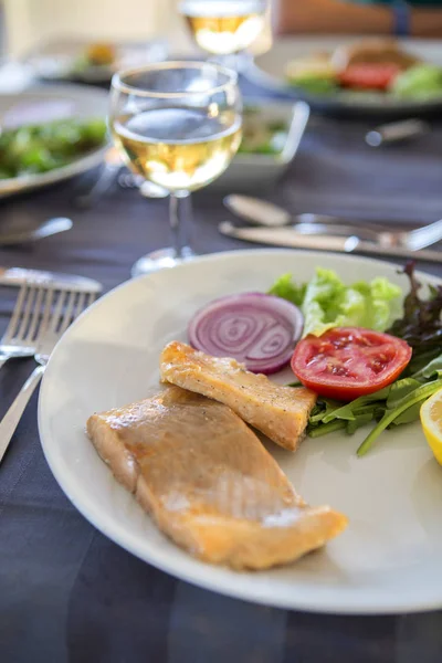 Deliciosos mariscos harina de pescado al horno con verduras y limón en un — Foto de Stock