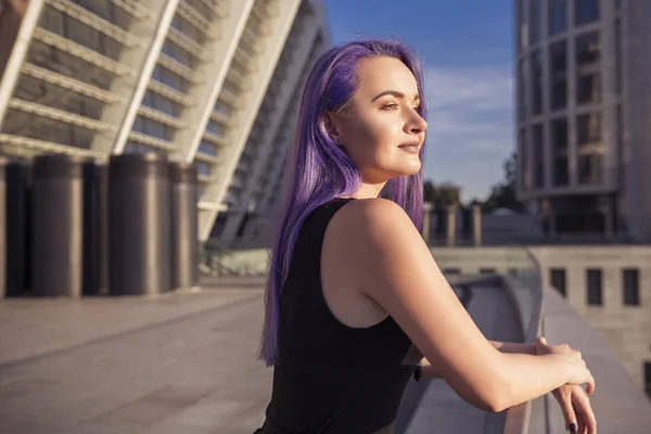 Mooie brunette vrouw met gekleurde (purple violet blauwe) haar — Stockfoto