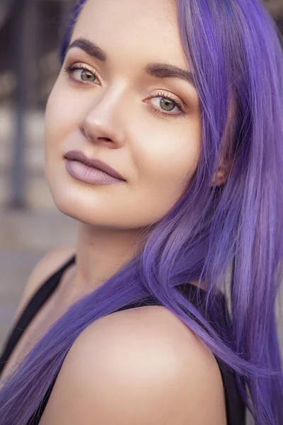 Hermosa mujer morena con el pelo de color (violeta violeta azul) —  Fotos de Stock