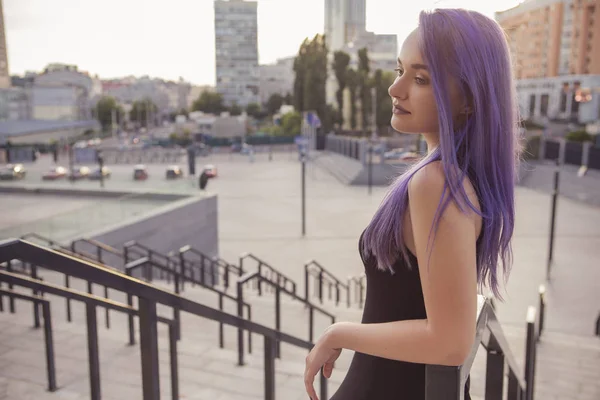 Mooie brunette vrouw met gekleurde (purple violet blauwe) haar — Stockfoto