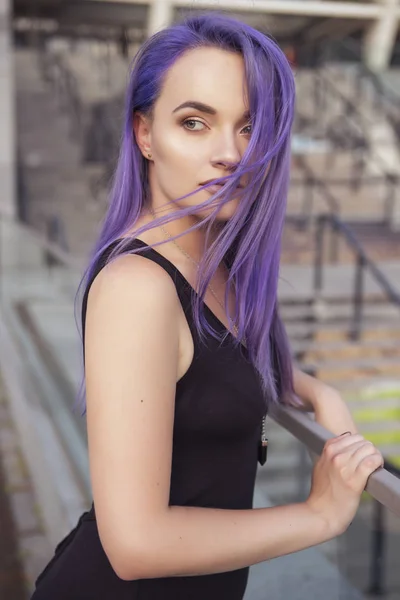 Vacker brunett kvinna med färgade (lila violet blue) hår — Stockfoto